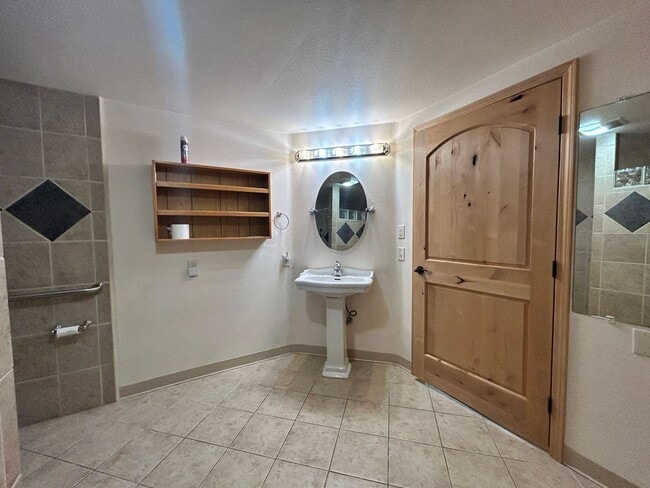 Photo - 2 bed 1 bath Duplex in South Hamilton with Large Shop
