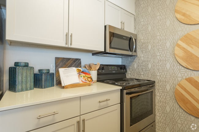 1BR, 1BA - 699 SF