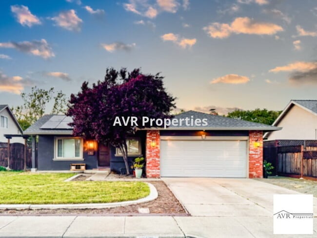 Building Photo - Solar panel, gorgeous, single family home