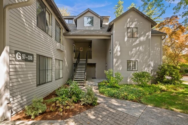 Building Photo - Stylish Lake Oswego Condo with Loft — Walk...
