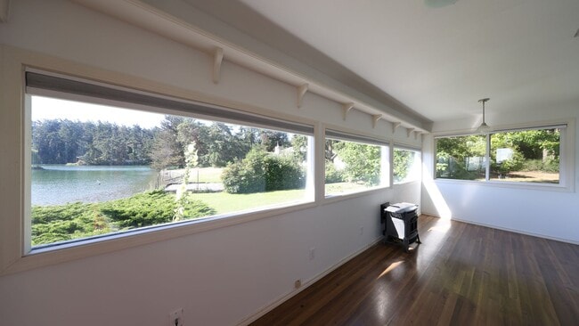 Photo - 1 Bed 1 Bath - Kennedy Lagoon - Fabulous Location