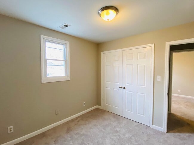 Photo - Very Spacious 5bdrm/2bth Bungalow Located in South Richmond w/Privacy Fenced Back Yard!!