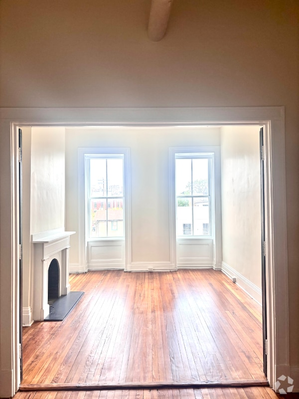 Building Photo - 218 W Madison St Unit 2F Rental