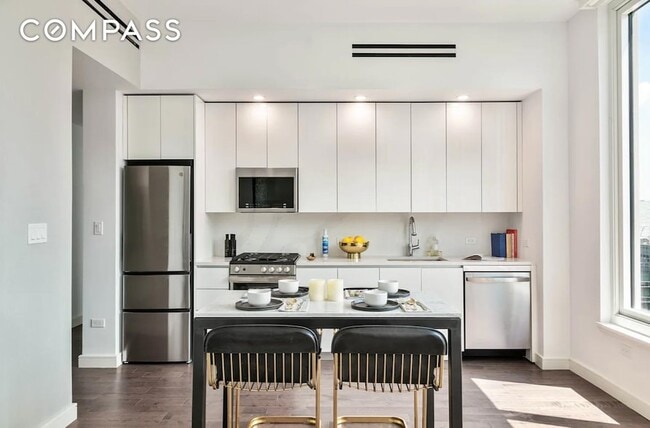 Photo - 232 E 54th St