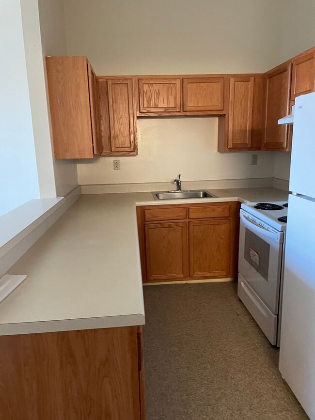 Building Photo - Cute 1 Bedroom Apartment in Senior Building Unit 1-2N