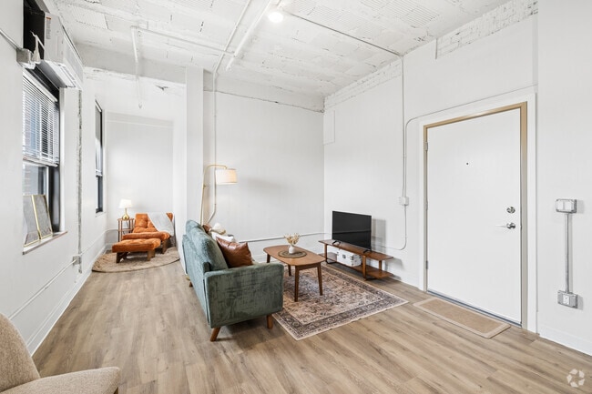 2BR, 1BA - 618SF - Living Room