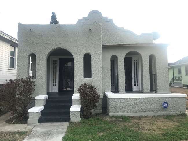 Building Photo - 6116 Dauphine St Rental