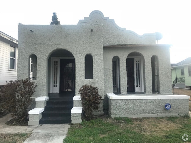 Building Photo - 6118 Dauphine St Rental