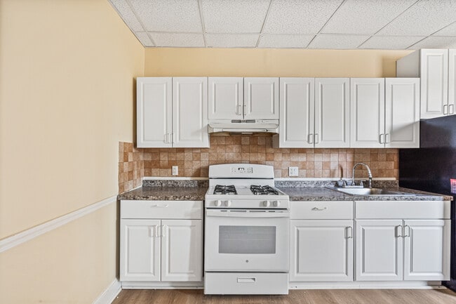 Photo - 409 Plandome Rd Unit H