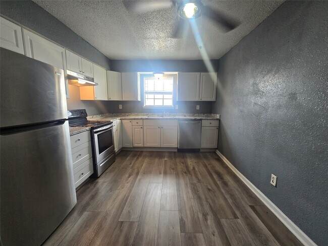 Photo - 2311 71st St Unidad 207