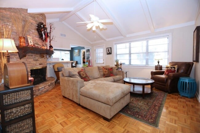 Photo - 1070 Curtin St