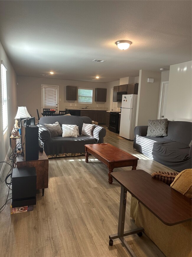 Photo - 411 Armstrong St