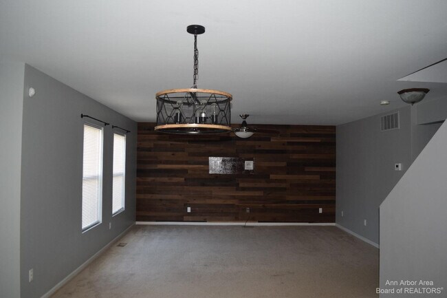 Photo - 8549 Hawthorn Hill