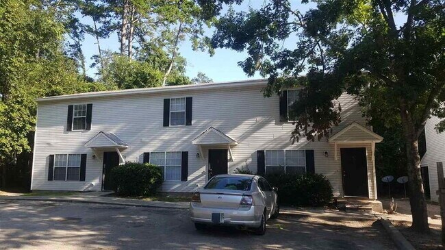4 BR 3 BA Town House! AVAILABLE AUGUST!