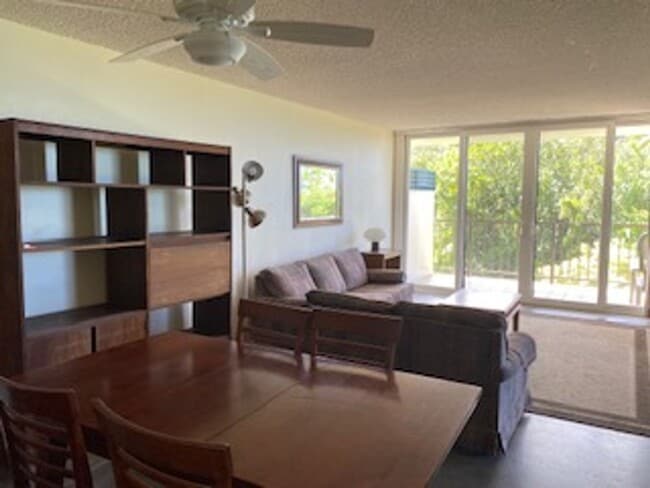 2405 Kalaniana'ole Street #206