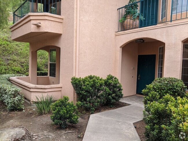 Building Photo - 2 Bedroom-2 Bathroom Single Story Condo in... Unit 404