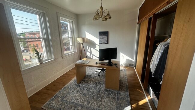 Building Photo - 4010 Butler St Unit 2