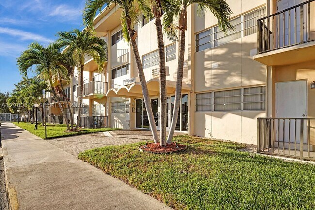 Building Photo - 1400 NE 169th St Unit 305