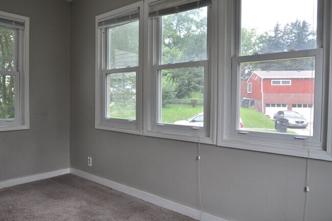 Photo - 4 Bed, 2 Bath!