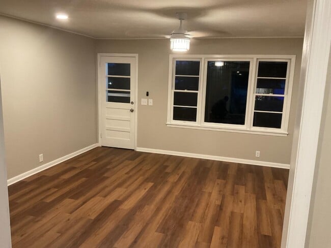 Photo - 184 SW Warren Ave