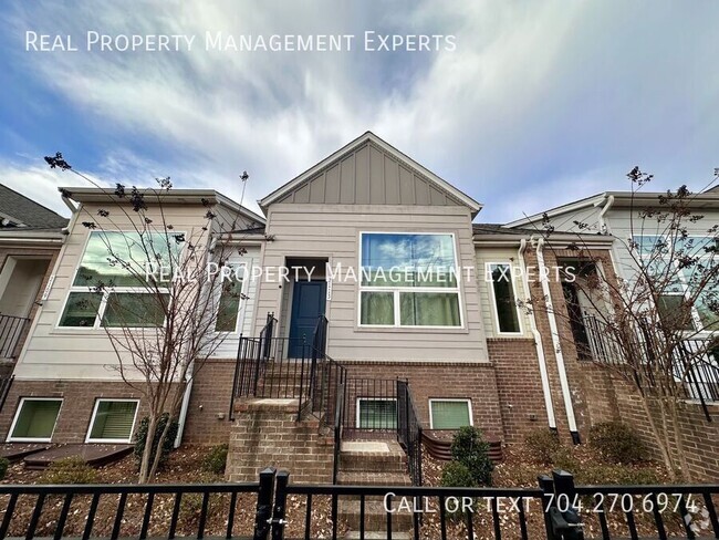 Building Photo - Charming 3BR/3.5BA Townhouse in Charlotte!