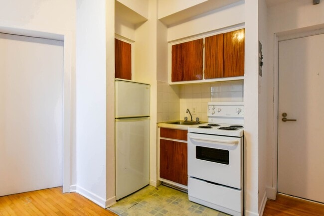 Building Photo - 3495 Av. Van Horne Unit 211