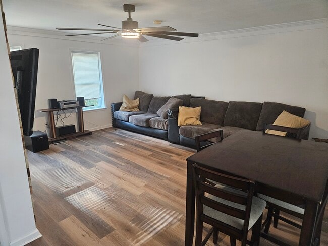 Él - 166 Hampton Wills Dr