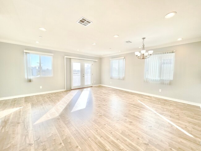 Building Photo - 4463 1/2 Rosewood Ave Unit 4463 1/2 Rosewood Ave