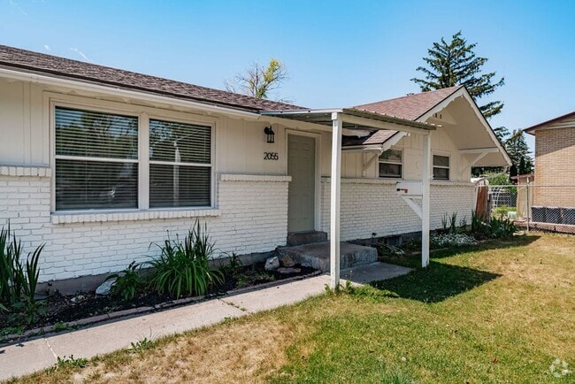 Building Photo - Newly Remodeled 5 Bed, 3 Bath Home – 2-Car...