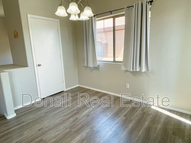 Photo - 805 S Sycamore