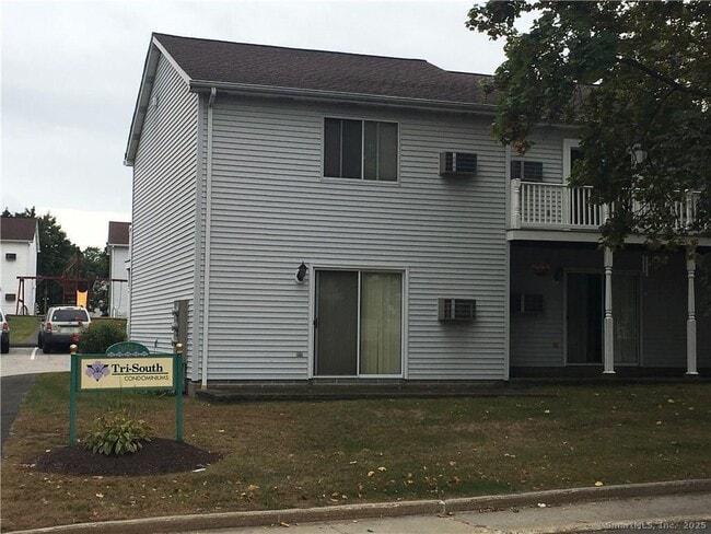 Building Photo - 18 Triangle St Unit B4