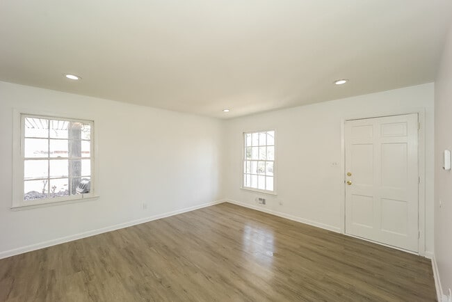 6537 Bussell Way