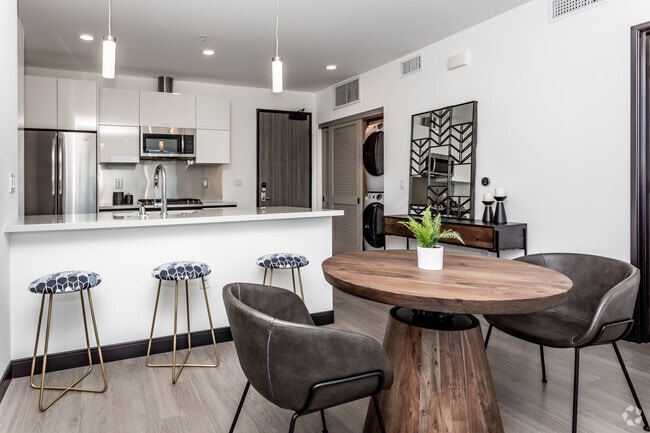 2BR, 2BA - 1039-1104 SF