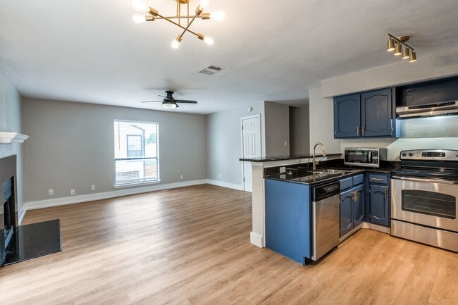 Building Photo - 3022 Forest Ln