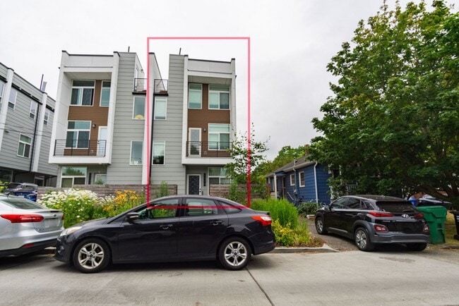Building Photo - 2Bd/1.75Ba Seattle Townhome