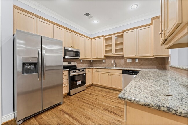 Photo - 6839 Staffordshire Crescent