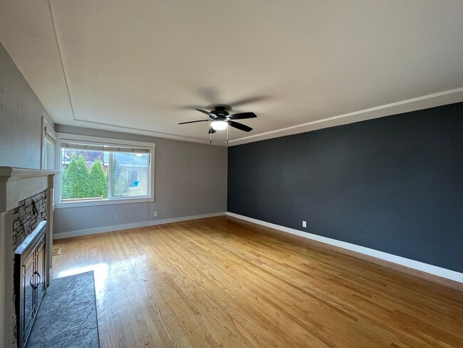 Photo - Charming 2 Bed 1 Ba House in Gladstone - Garage, Washer and Dryer, Landscaping Including!
