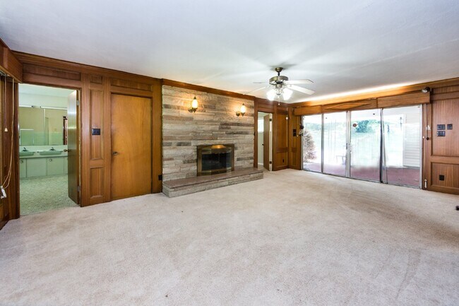 "Charming 3-Bedroom Oasis with 2 Full Baths – Spacious 2,295 Sq Ft Home in Charlotte's Heart!"