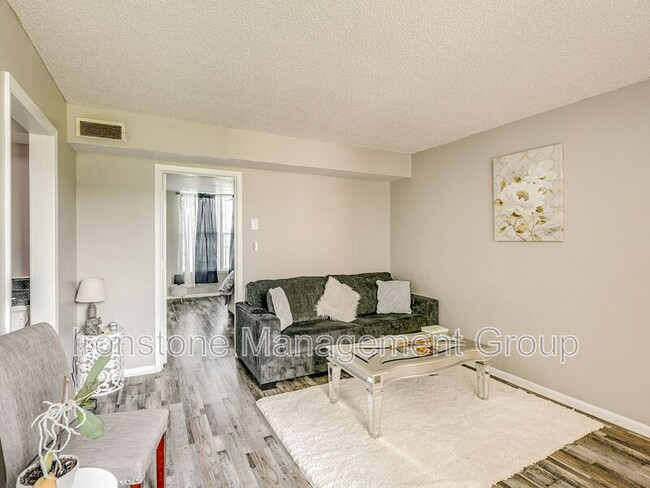 Building Photo - 1402 SW 59th St