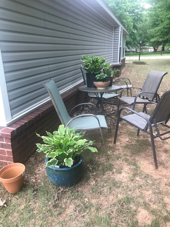 Photo - Pre - Leasing 3 Bedroom 2 Bath Extremely c...