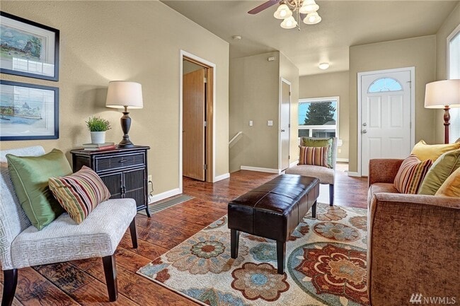 Photo - 3 Bed House Available Now! 1 block from Gr...