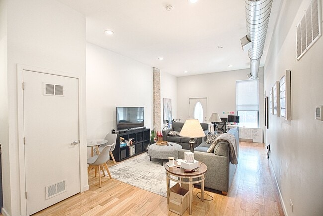 Photo - All New Huge Wicker Park 1 Bedroom Unidad 2R