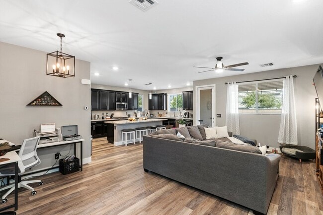 Photo - 7036 Denio Island St