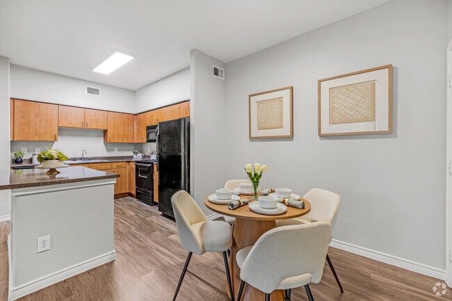 1BR, 1BA - 825SF - Kitchen/Dining Room