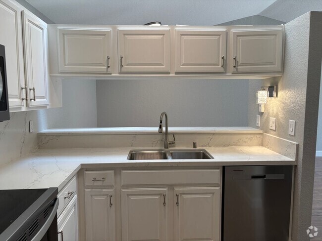 Building Photo - Brentwood Townhouse in Gated Community!