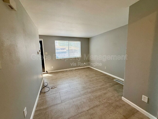 Photo - 7899 York St