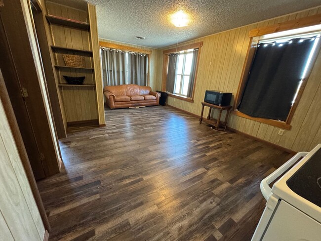 Building Photo - 400 E Pike Ave Unit #2