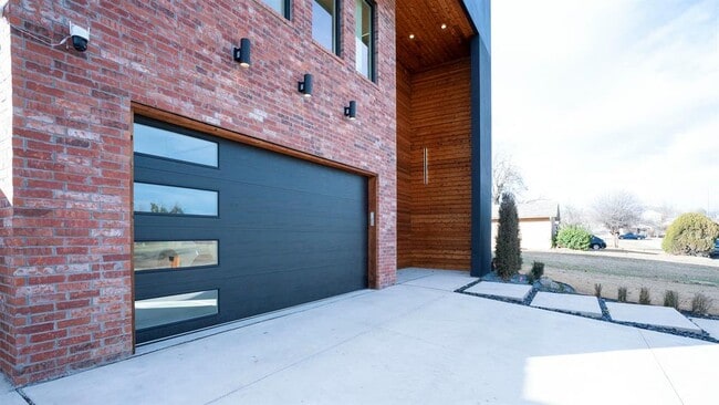 Photo - 605 N Idaho Ave