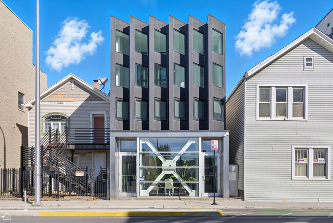 Building Photo - 2012 W Grand Ave Unit 2F