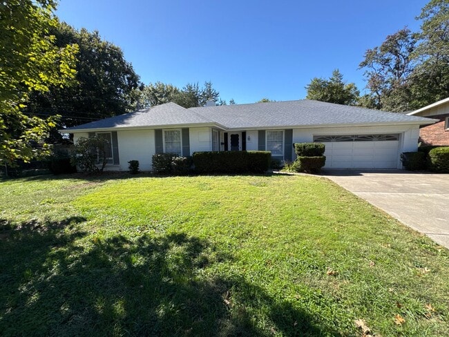 Photo - 3 Bedroom 2 Bath 2 Car Garage! Southeast! ...